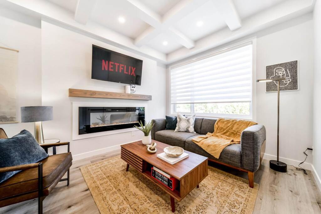 Modern Nordic Escape, 3Br Near Wem & Dt, Aircon & Fireplace, Wifi, Sleeps 6! Edmonton Luaran gambar