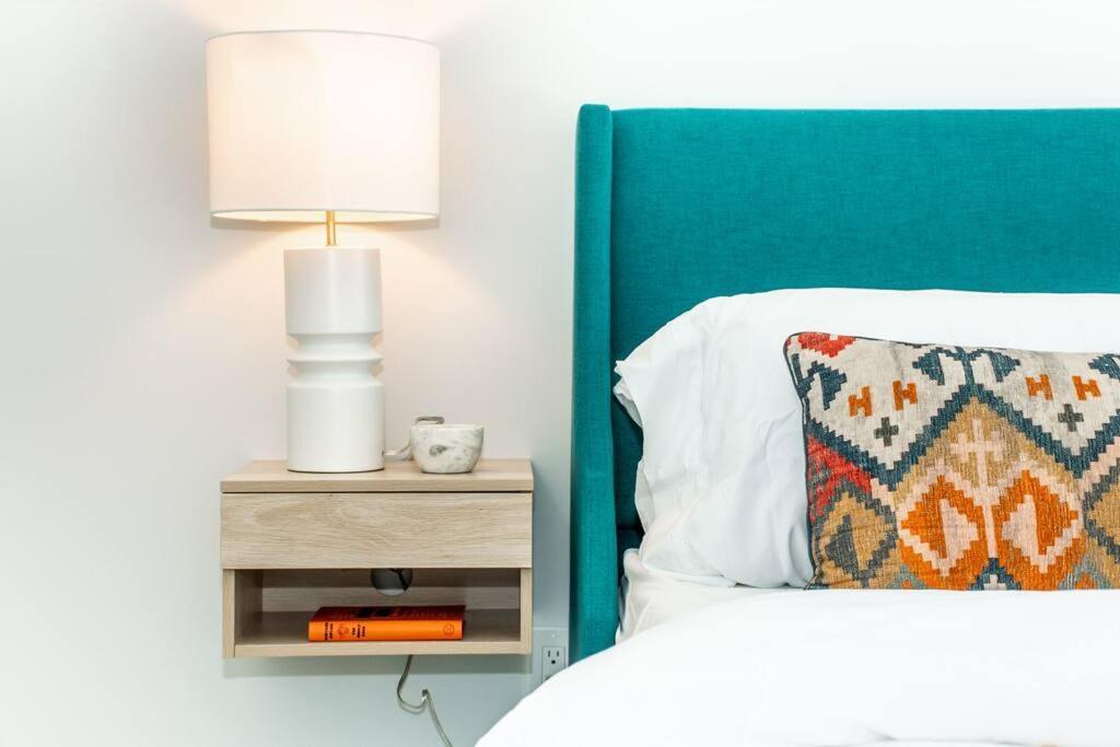 Modern Nordic Escape, 3Br Near Wem & Dt, Aircon & Fireplace, Wifi, Sleeps 6! Edmonton Luaran gambar