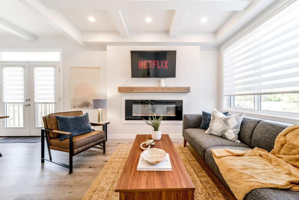 Modern Nordic Escape, 3Br Near Wem & Dt, Aircon & Fireplace, Wifi, Sleeps 6! Edmonton Luaran gambar