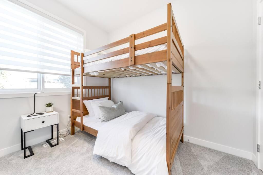 Modern Nordic Escape, 3Br Near Wem & Dt, Aircon & Fireplace, Wifi, Sleeps 6! Edmonton Luaran gambar