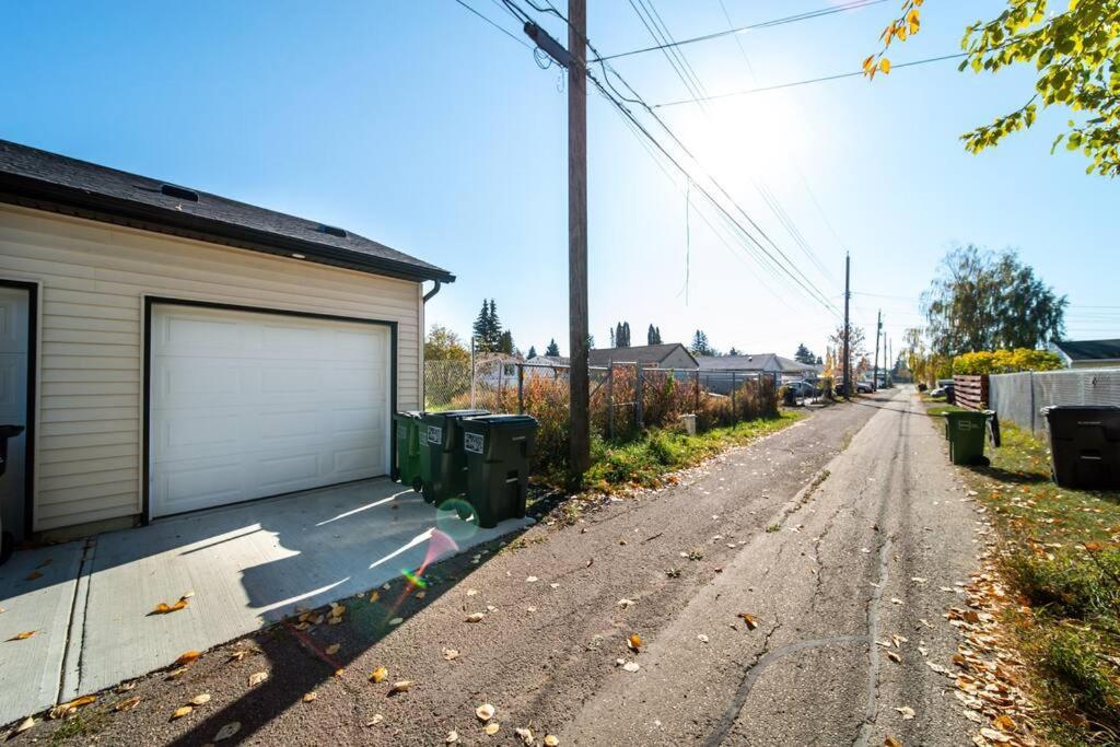 Modern Nordic Escape, 3Br Near Wem & Dt, Aircon & Fireplace, Wifi, Sleeps 6! Edmonton Luaran gambar
