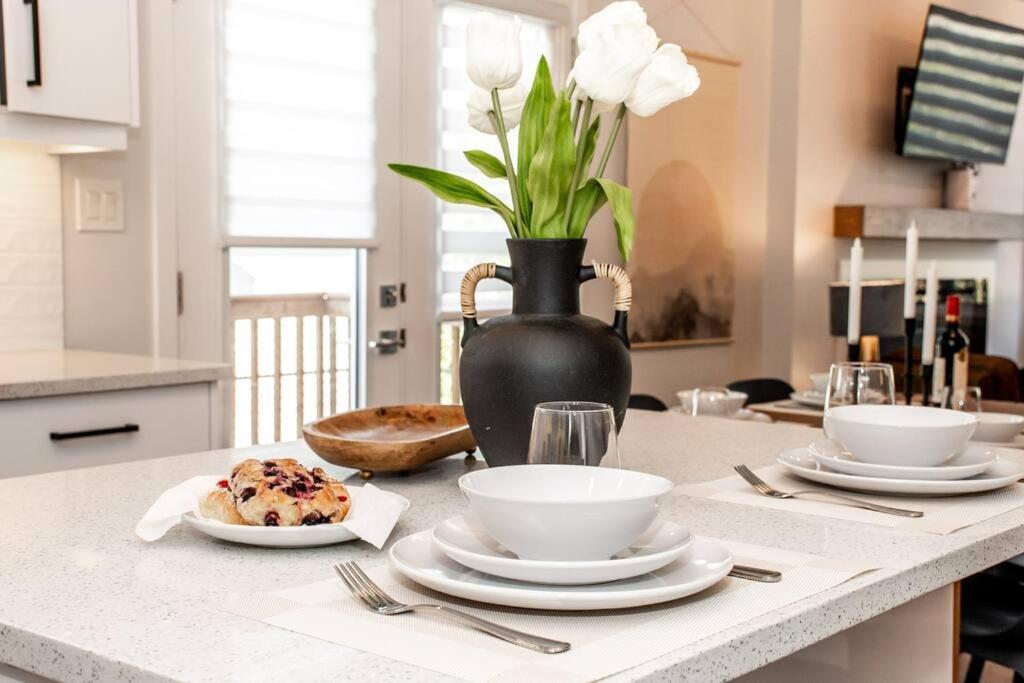 Modern Nordic Escape, 3Br Near Wem & Dt, Aircon & Fireplace, Wifi, Sleeps 6! Edmonton Luaran gambar