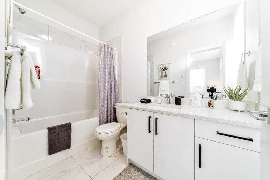 Modern Nordic Escape, 3Br Near Wem & Dt, Aircon & Fireplace, Wifi, Sleeps 6! Edmonton Luaran gambar
