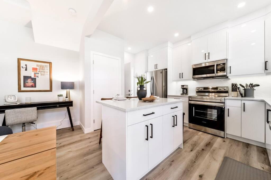 Modern Nordic Escape, 3Br Near Wem & Dt, Aircon & Fireplace, Wifi, Sleeps 6! Edmonton Luaran gambar