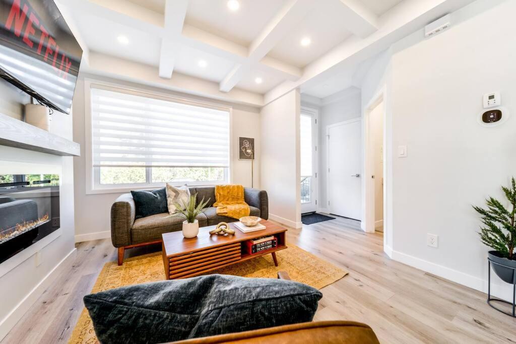 Modern Nordic Escape, 3Br Near Wem & Dt, Aircon & Fireplace, Wifi, Sleeps 6! Edmonton Luaran gambar