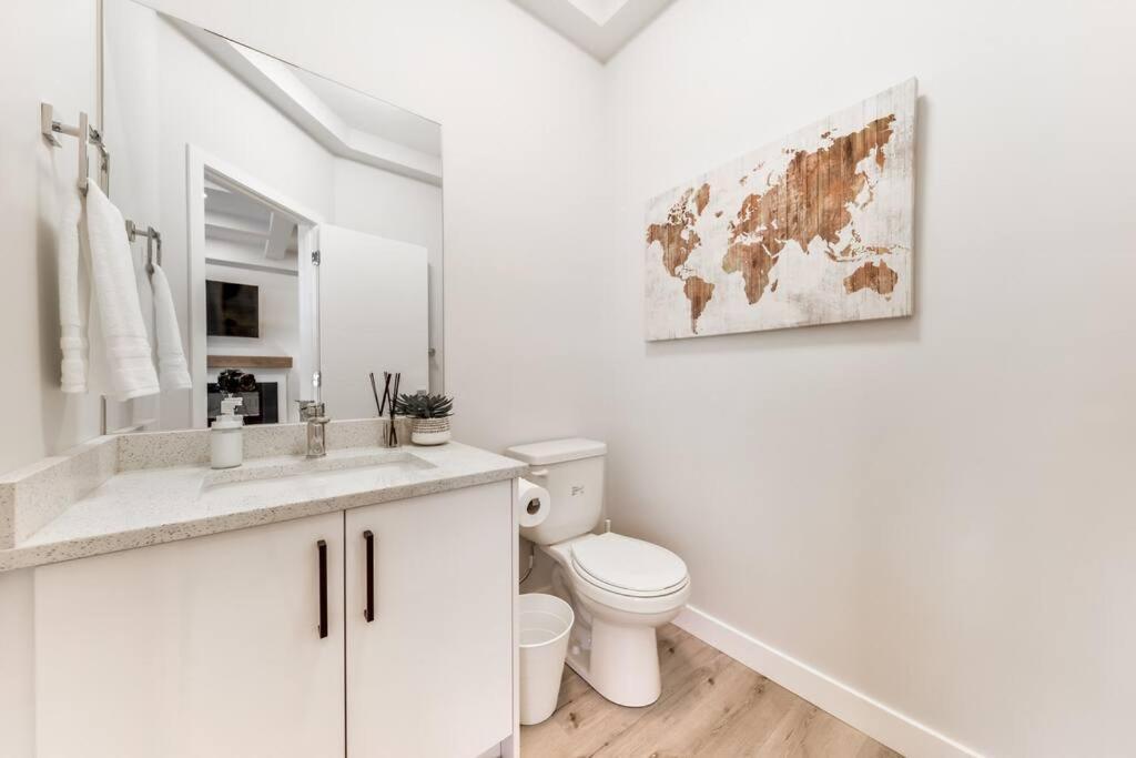 Modern Nordic Escape, 3Br Near Wem & Dt, Aircon & Fireplace, Wifi, Sleeps 6! Edmonton Luaran gambar