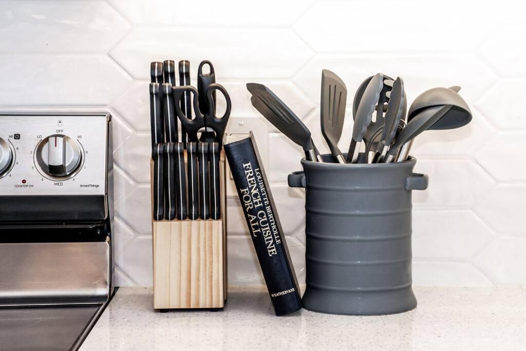 Modern Nordic Escape, 3Br Near Wem & Dt, Aircon & Fireplace, Wifi, Sleeps 6! Edmonton Luaran gambar