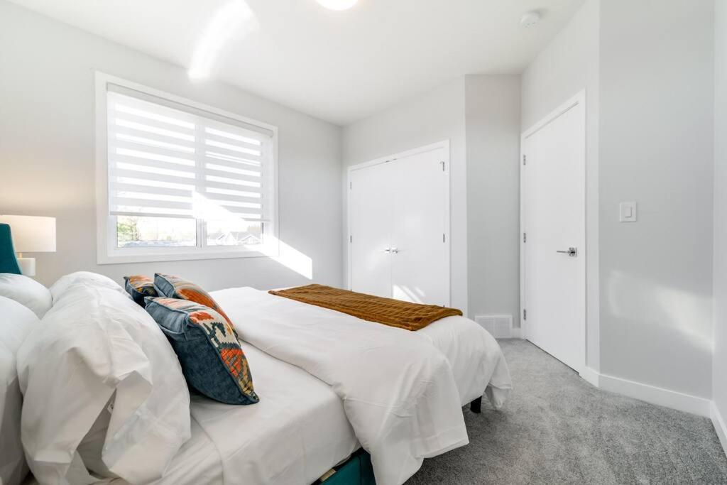 Modern Nordic Escape, 3Br Near Wem & Dt, Aircon & Fireplace, Wifi, Sleeps 6! Edmonton Luaran gambar