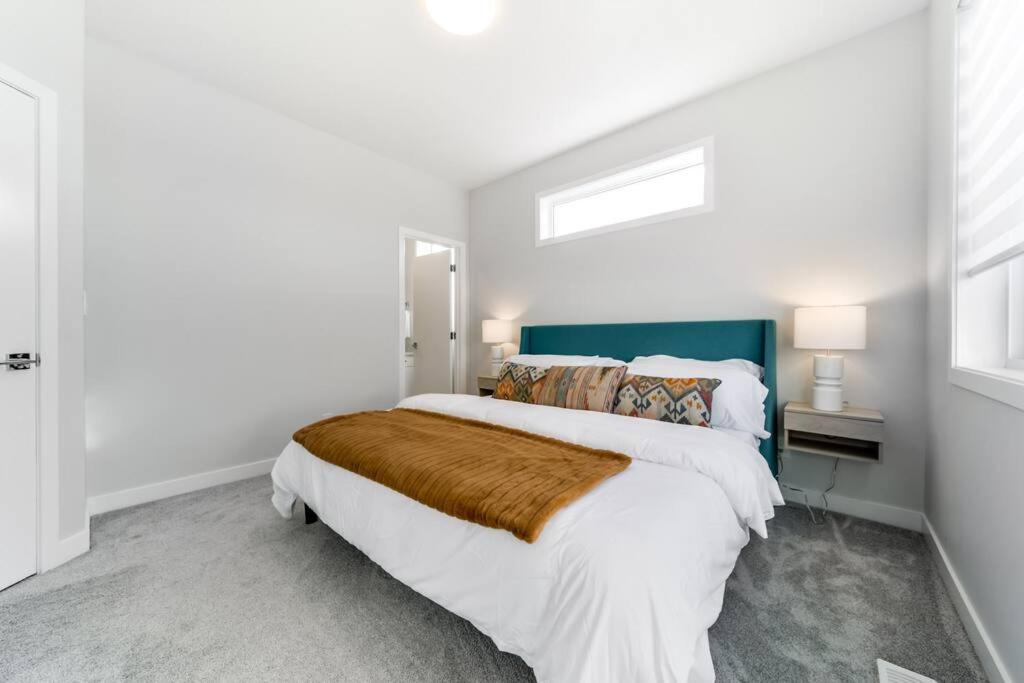 Modern Nordic Escape, 3Br Near Wem & Dt, Aircon & Fireplace, Wifi, Sleeps 6! Edmonton Luaran gambar