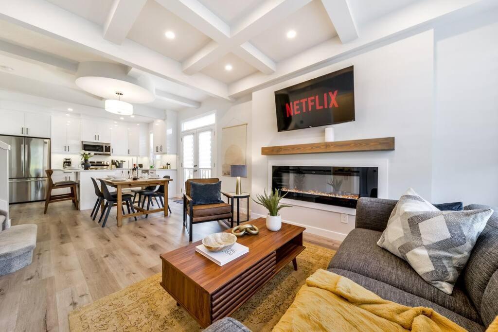 Modern Nordic Escape, 3Br Near Wem & Dt, Aircon & Fireplace, Wifi, Sleeps 6! Edmonton Luaran gambar
