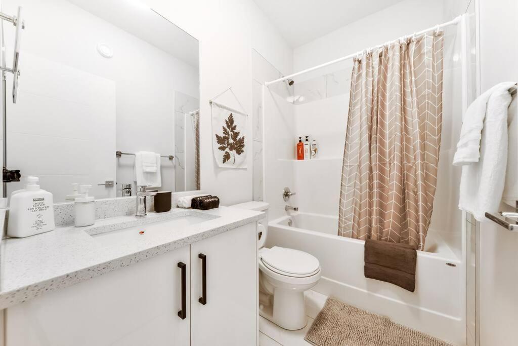 Modern Nordic Escape, 3Br Near Wem & Dt, Aircon & Fireplace, Wifi, Sleeps 6! Edmonton Luaran gambar