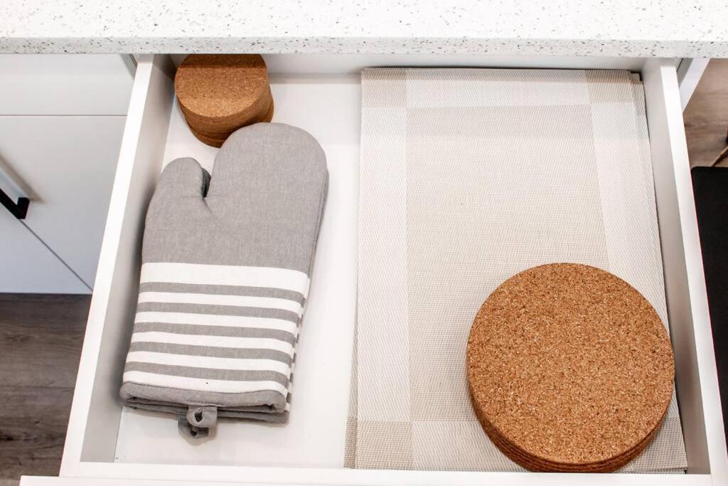 Modern Nordic Escape, 3Br Near Wem & Dt, Aircon & Fireplace, Wifi, Sleeps 6! Edmonton Luaran gambar
